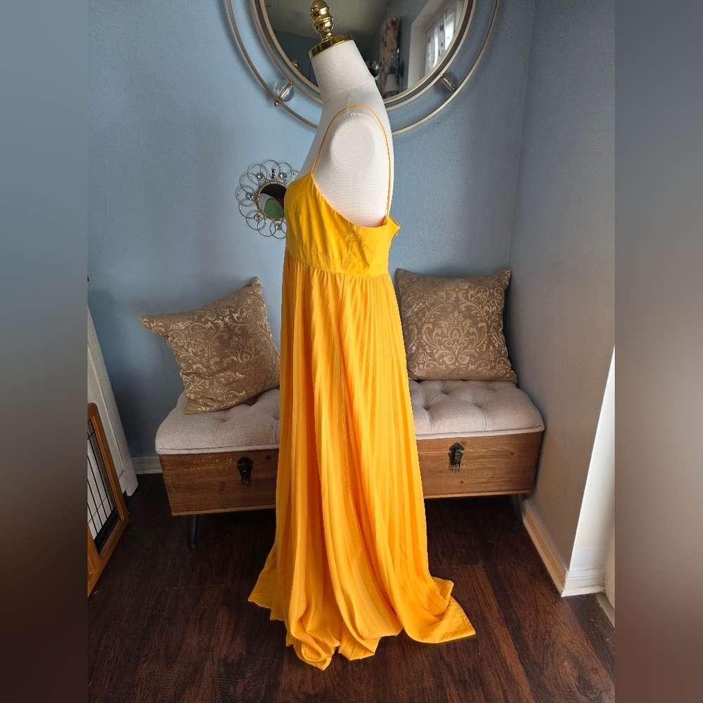 Obando Honeycomb Gown - Picture 5 of 7